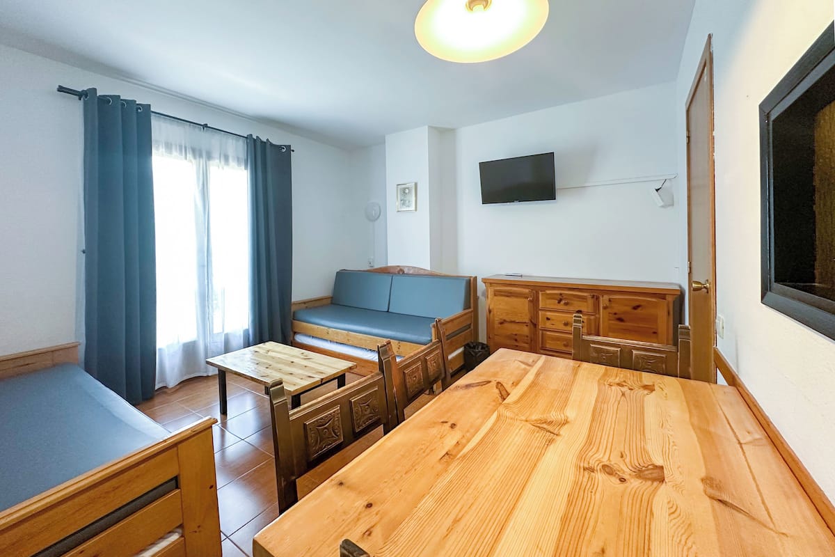 1 habitación, escritorio, cortinas blackout y ropa de cama