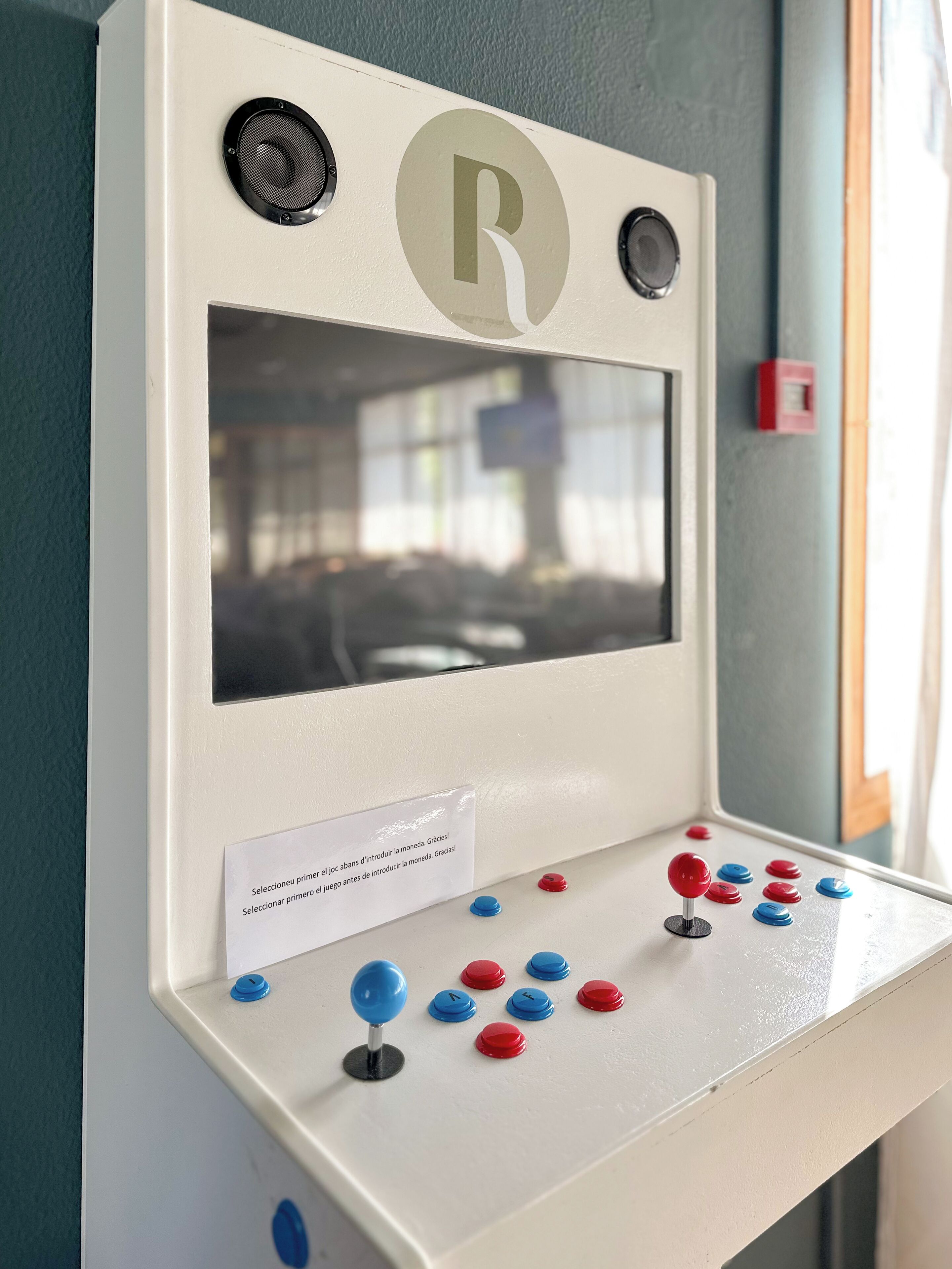 Un panel de control con una pantalla grande y botones tipo joystick.