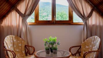 Deluxe tweepersoonskamer | Woonruimte | Flatscreentelevisie