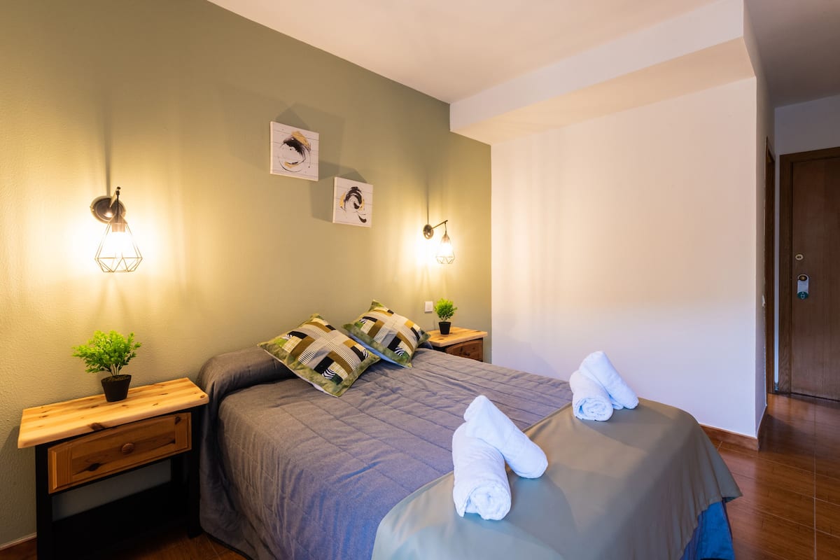 Camera Superior con letto matrimoniale o 2 letti singoli | 1 camera, una scrivania, tende oscuranti, lenzuola
