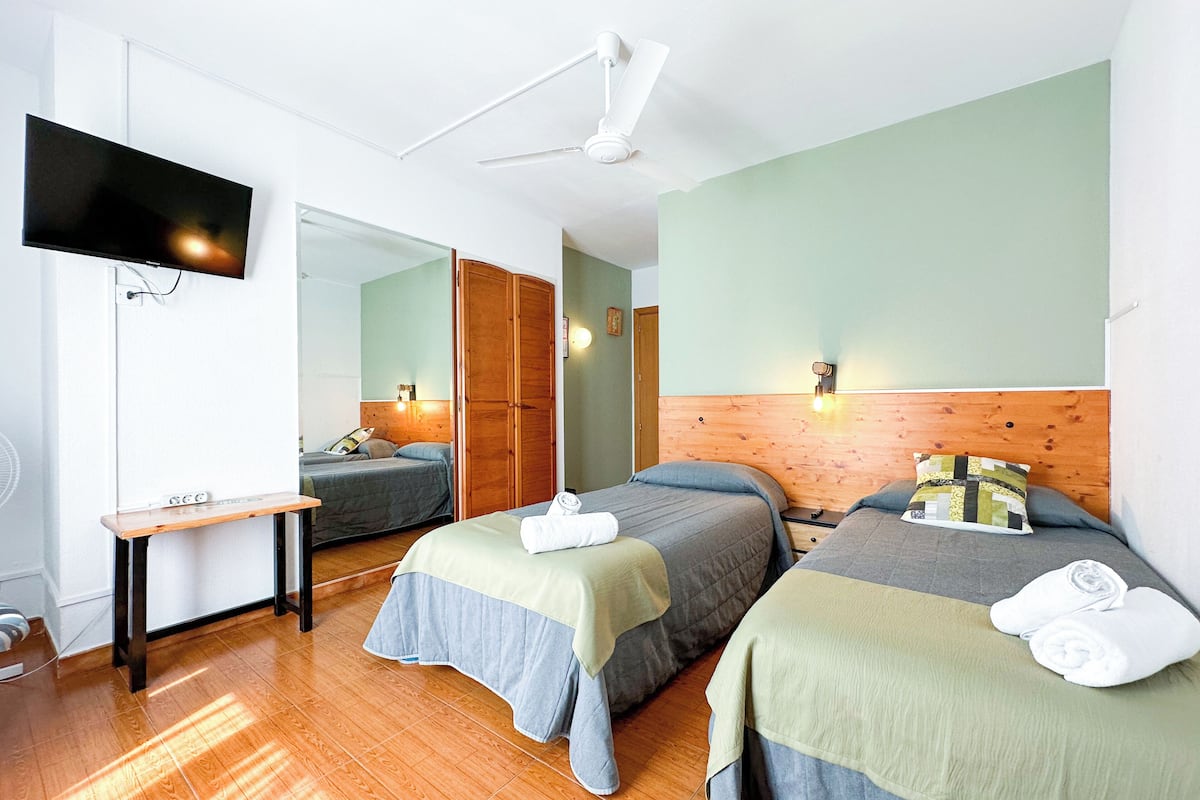 1 habitación, escritorio, cortinas blackout y ropa de cama