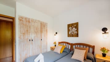 Apartamento superior | Escrivaninha, cortinas blackout, roupa de cama