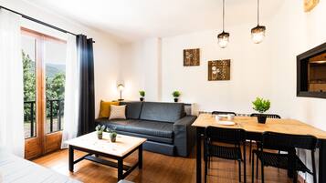 Apartamento superior | Zona de estar | Una televisión de pantalla plana