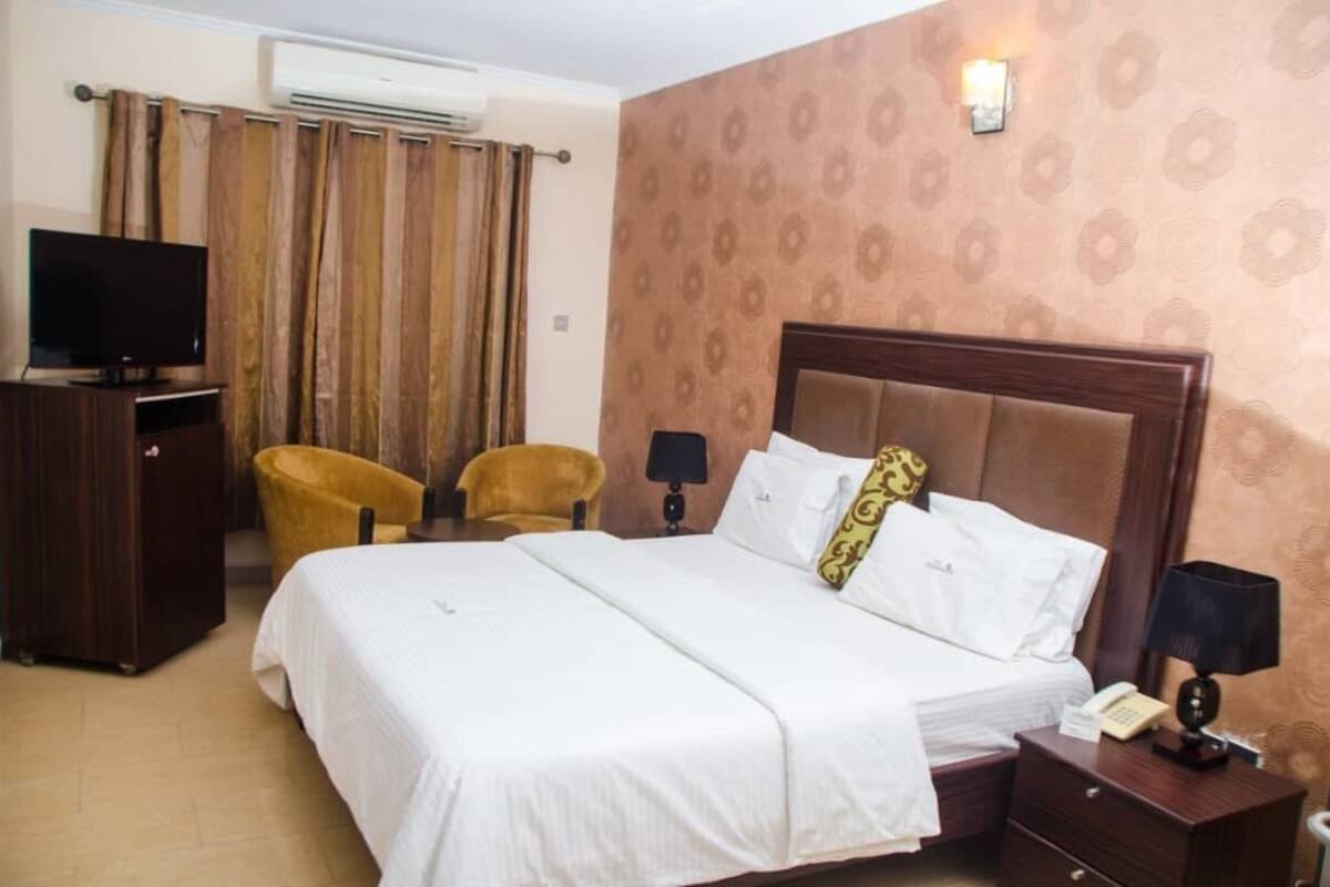 Standard Room | Desk, blackout drapes, WiFi (free), bed sheets