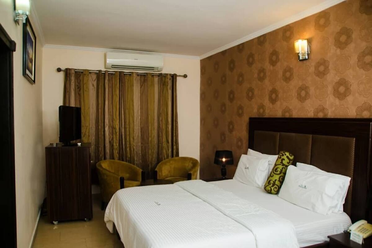 Luxury Suite | Desk, blackout drapes, WiFi (free), bed sheets