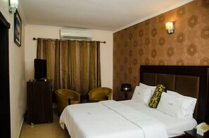 Luxury Suite | Desk, blackout drapes, free WiFi, bed sheets - The Stonehouse Boutique Hotel (Lekki)