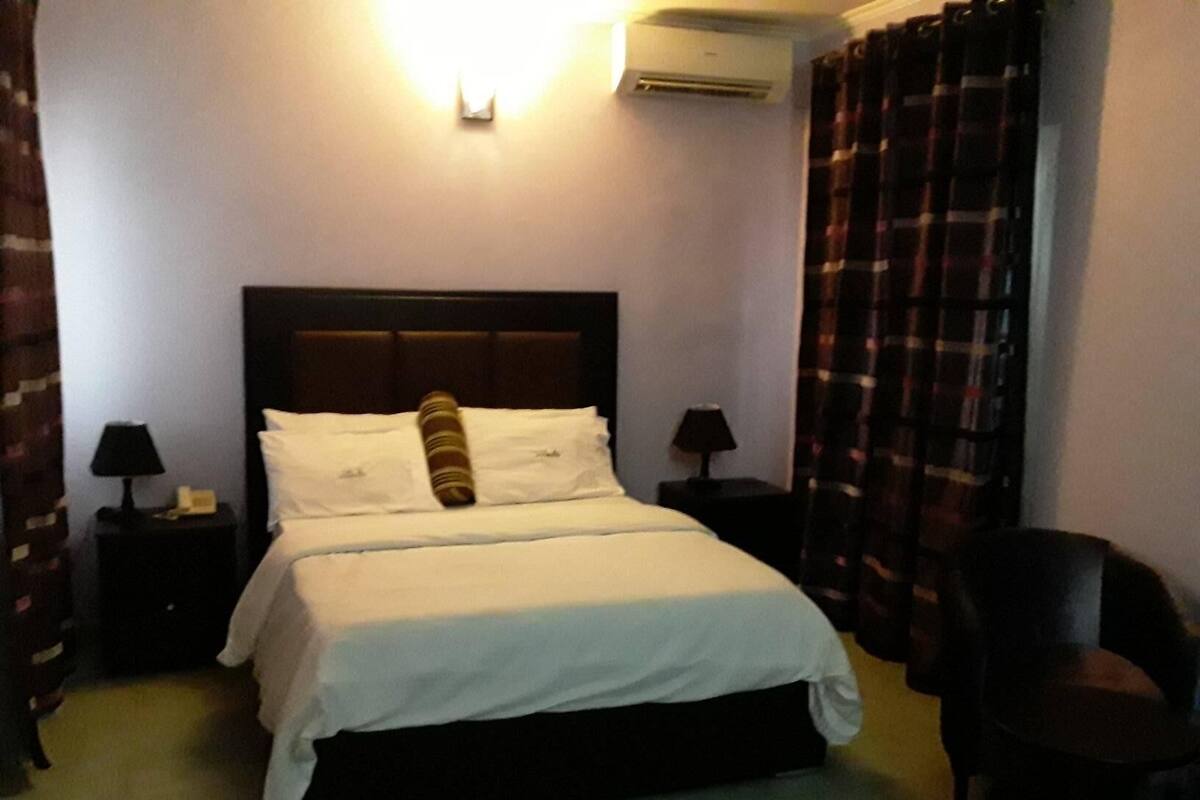 Classic Penthouse | Desk, blackout drapes, WiFi (free), bed sheets