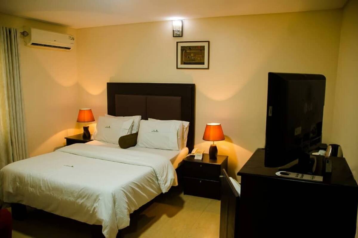 Executive Room | Desk, blackout drapes, WiFi (free), bed sheets