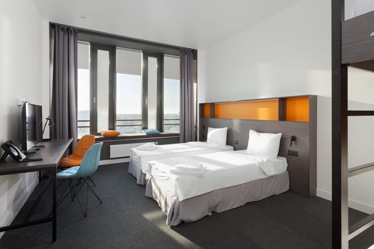 Standard-Vierbettzimmer | 1 Schlafzimmer, Schreibtisch, kostenloses WLAN, Bettwäsche