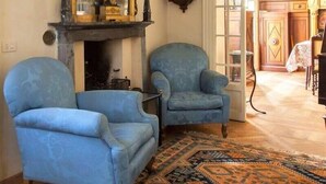 A room with two blue armchairs, a patterned rug, a fireplace, and a large mirror. - Villa Lucia Laglio with private lake access (Laglio)