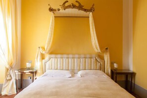 Villa, plusieurs chambres, patio, au bord du lac | 7 chambres, bureau, accès au Wi-Fi (inclus), literie fournie