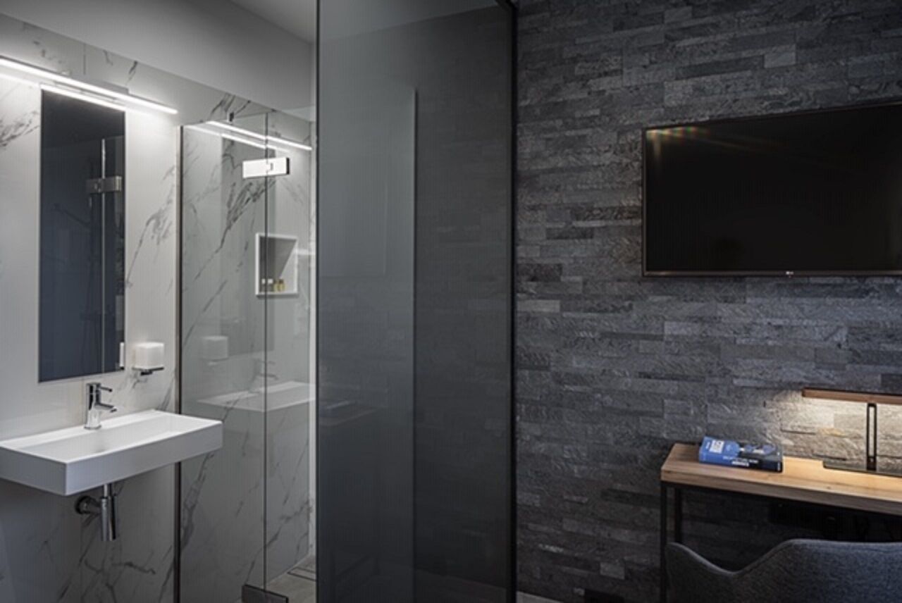 Single Room | Bathroom | Shower, hair dryer, towels