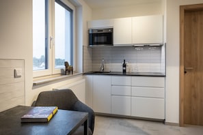 Junior Suite | Private kitchen - Home & Work Apartments (Pulheim)
