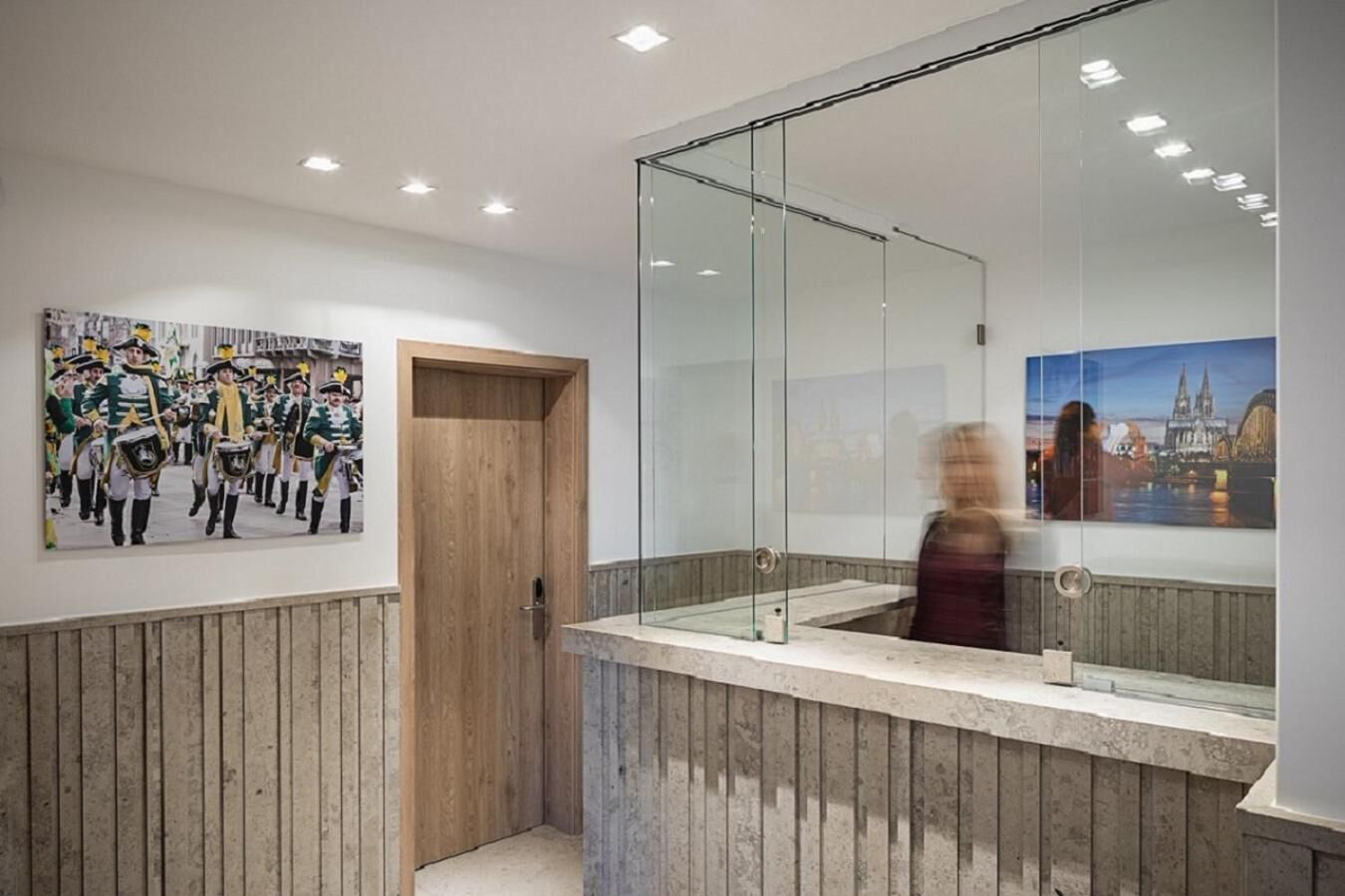 Ein modernes Badezimmer mit einer Wandpaneelausstattung aus Holz, einer Duschkabine aus Glas und einem großen Spiegel.