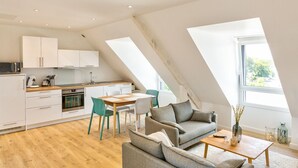 Un loft moderno con cocina, comedor y sala de estar.