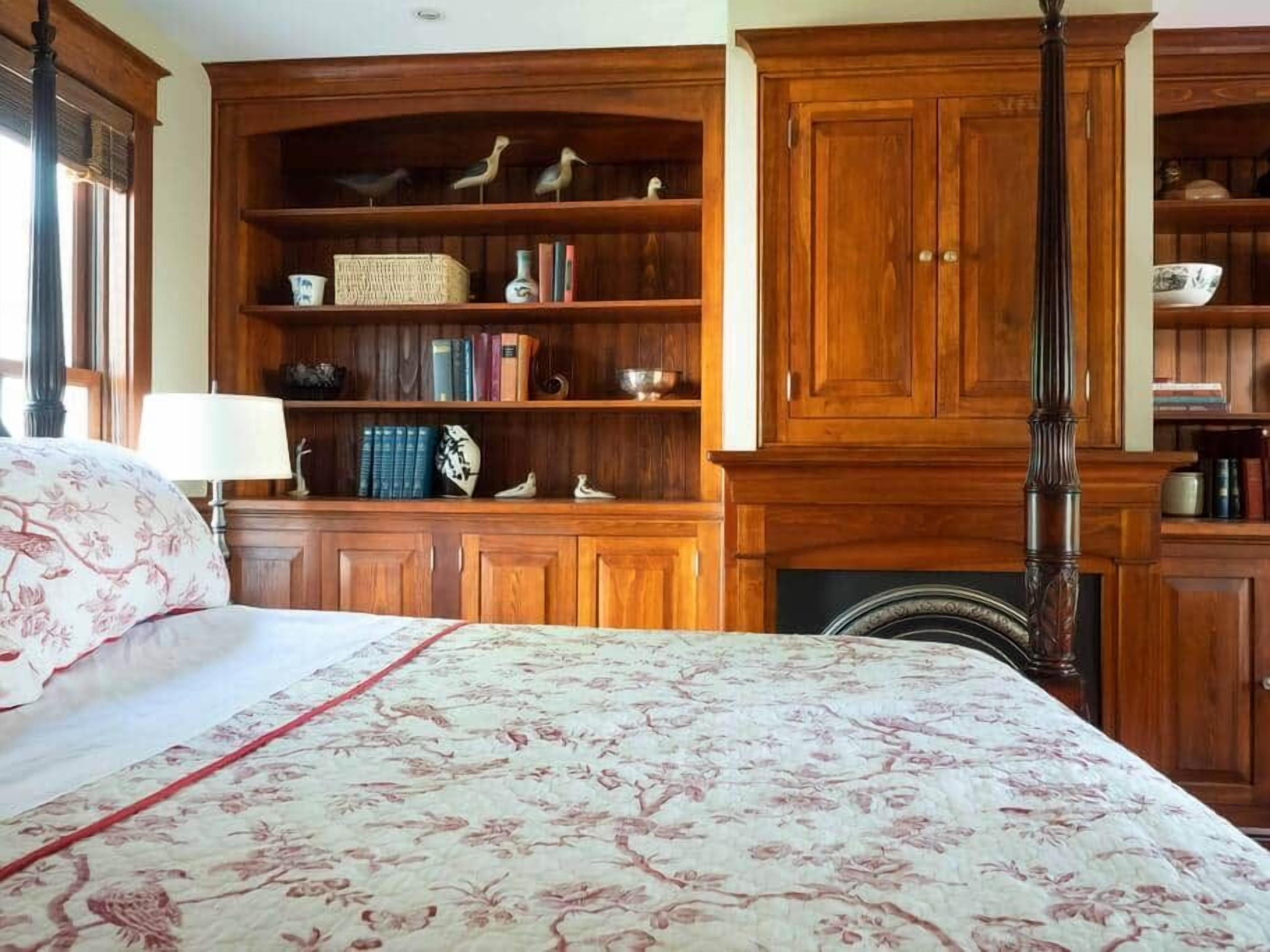 5 bedrooms, desk, iron/ironing board, WiFi (free)