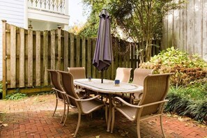 Outdoor dining - Wren Retweet- Country Estate in Center of C’Town (Chestertown)
