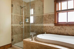 Shower, hair dryer, towels, soap - Wren Retweet- Country Estate in Center of C’Town (Chestertown)