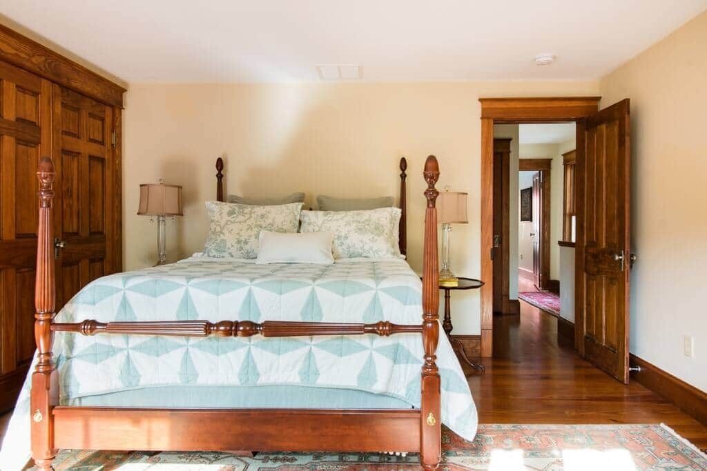 5 bedrooms, desk, iron/ironing board, WiFi (free)