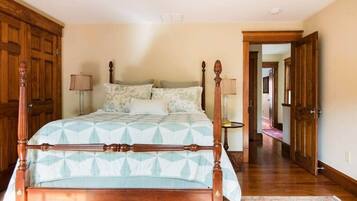 5 bedrooms, desk, iron/ironing board, WiFi (free)