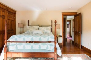 5 bedrooms, desk, iron/ironing board, travel crib - Wren Retweet- Country Estate in Center of C’Town (Chestertown)
