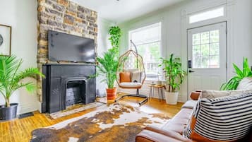 Smart TV, Netflix, books, streaming services