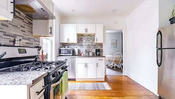 KylskÄp, mikrovÄgsugn, ugn och spishÀll