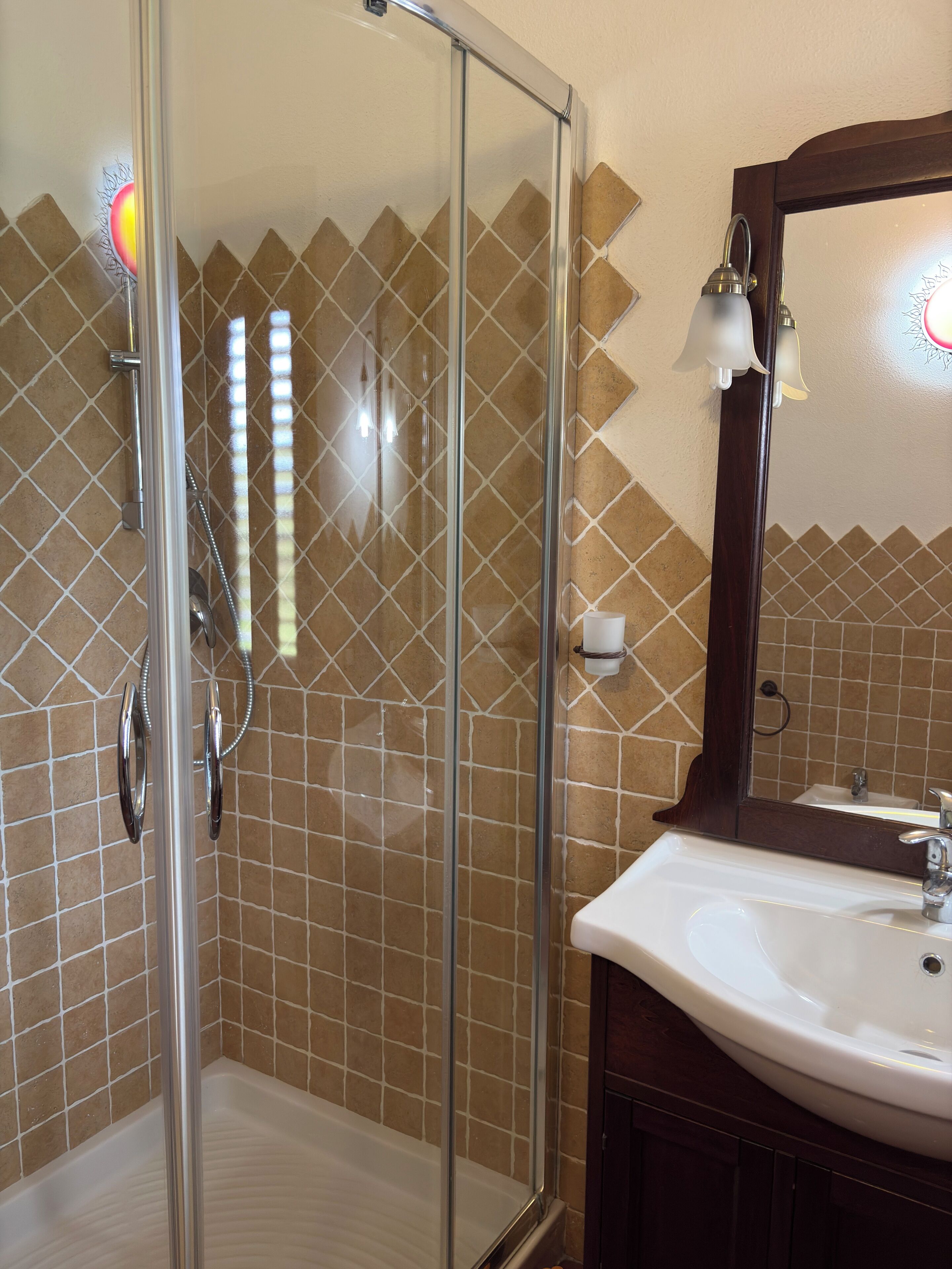 Douche, sèche-cheveux, bidet, serviettes fournies