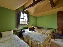 Una habitación con dos camas, una ventana con cortinas, una lámpara y una silla.