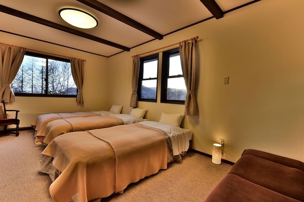 Grand Room, Non Smoking | Desk, free WiFi, bed sheets