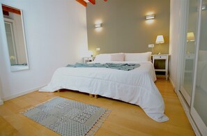 3 slaapkamers, een strijkplank/strijkijzer, reisbedje, gratis wifi