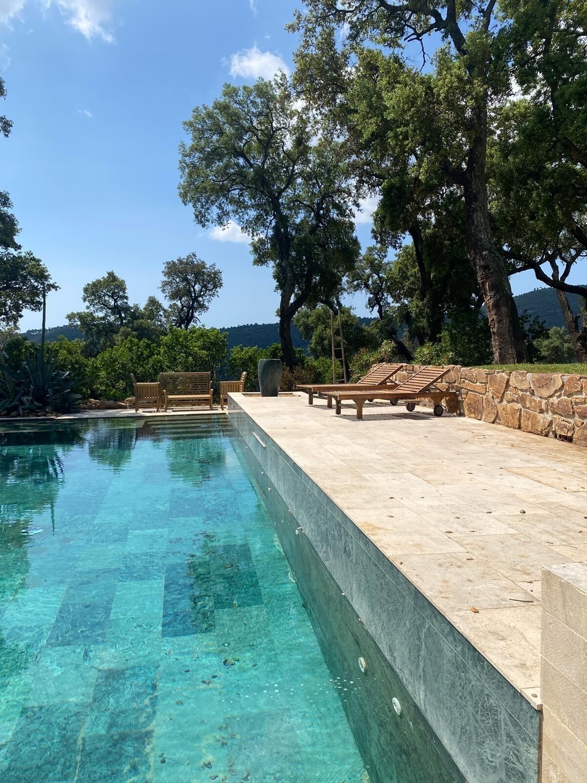 Una piscina al aire libre, una piscina climatizada