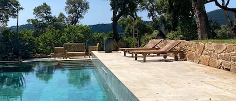 Piscina all'aperto, una piscina riscaldata