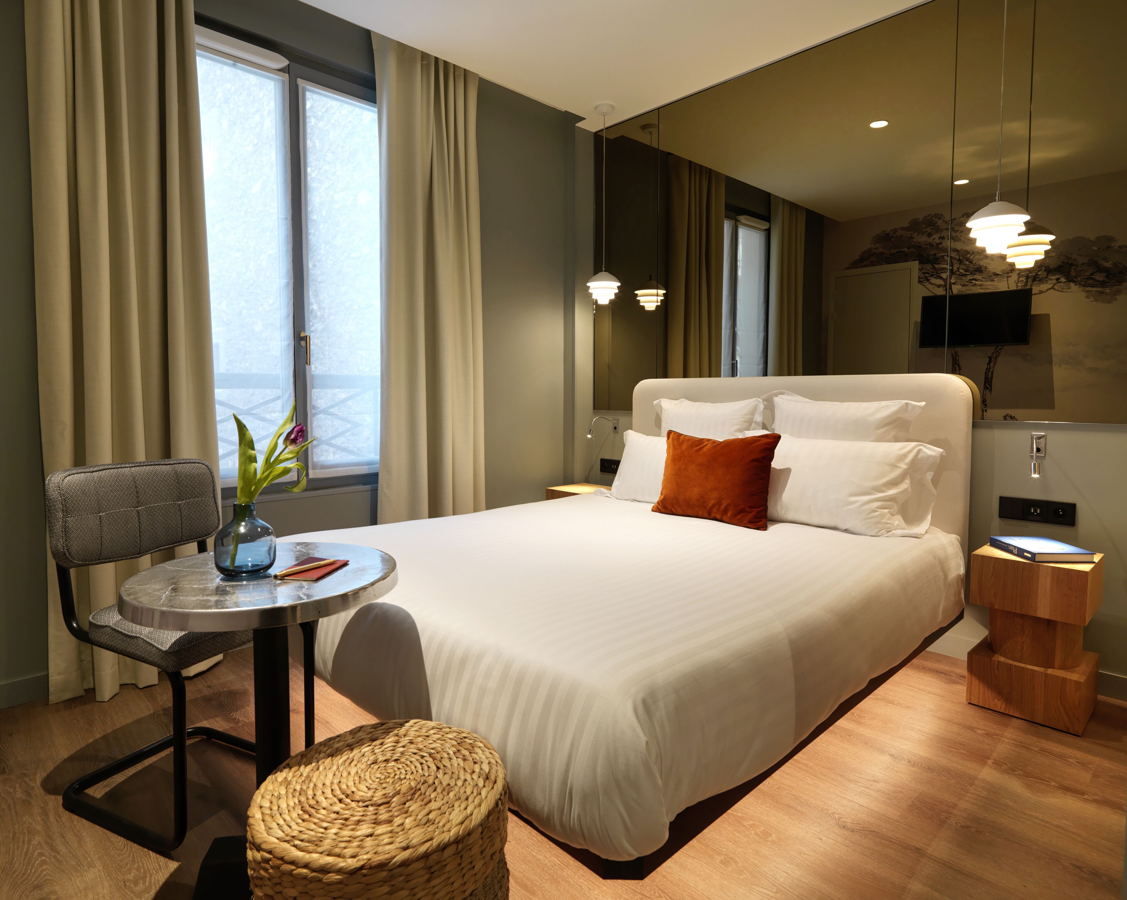 基础双人房 | 高档床上用品、迷你吧、客房内保险箱、特色装修