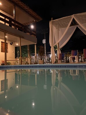Una piscina al aire libre