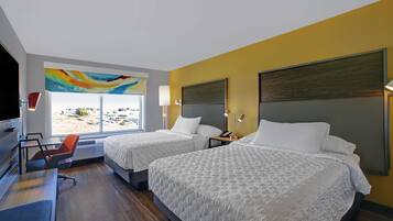 Habitación, 2 camas Queen size | Caja de seguridad en la habitación y tabla de planchar con plancha