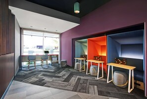 Lobby - Tru by Hilton Stoughton (Stoughton)
