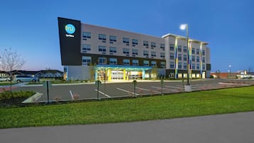 TRU by Hilton hotel features a flat roof and grid-patterned windows.
