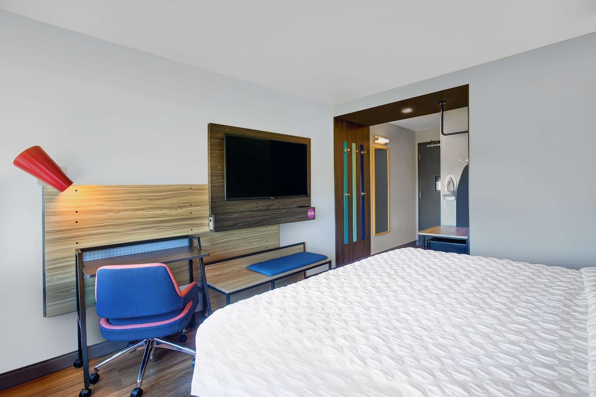 Room, 1 King Bed | In-room safe, iron/ironing board, free WiFi, bed sheets