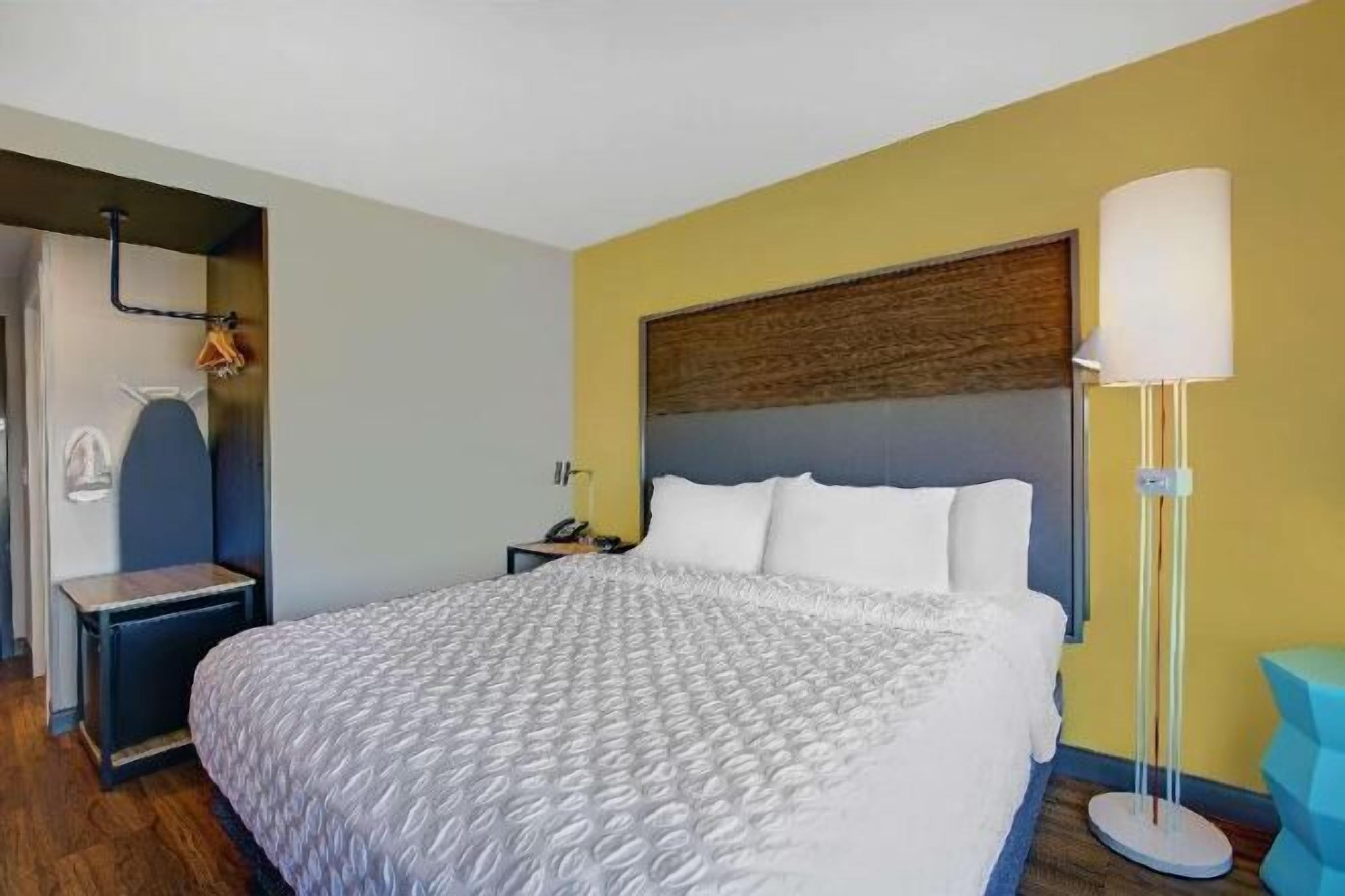 Caja de seguridad en la habitación y tabla de planchar con plancha 