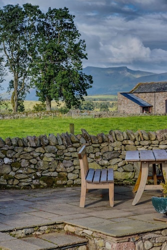 Cosy luxurious 18th century stone built character cottage with stunning views