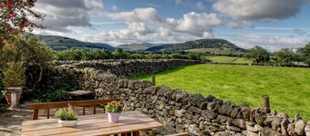 Cosy luxurious 18th century stone built character cottage with stunning views