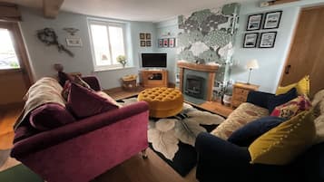 Smart-TV, peis, DVD-spiller og bøker