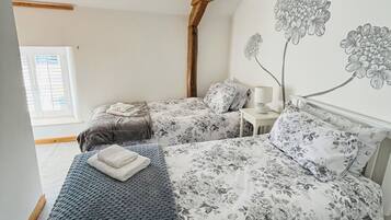 2 dormitorios, tabla de planchar con plancha, cuna de viaje