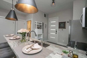 Fridge, microwave, oven, stovetop - Downtown Lux Condo: South Belle (Nashville)