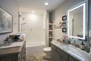 Dusj, hårføner og håndklær