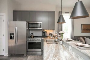 Frigorífico, microondas, horno y placa de cocina