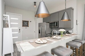 Fridge, microwave, oven, stovetop - Downtown Lux Condo: South Belle (Nashville)