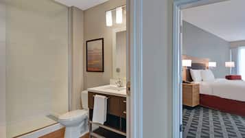Ein Badezimmer mit Toilette, Waschbecken und Dusche.