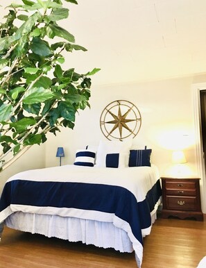 3 soverom, skrivebord, strykejern/-brett og reiseseng for barn